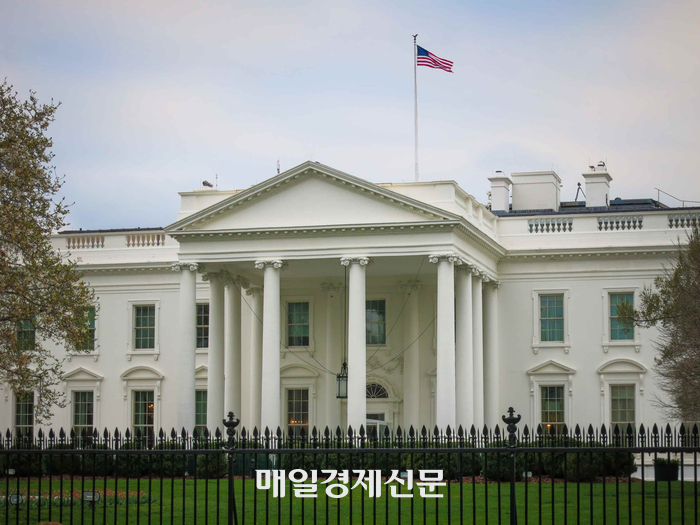  미국 연방정부 기능이 일부 중단되는‘셧다운’여파로 백악관이 연방정부 공무원 인력감축을 시작했다고 10일 밝혔다.