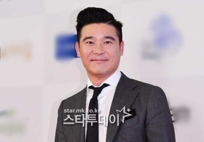 “아버지는 6·25 참전용사”…주가조작 의혹 벗고 <b>군가합창단 홍보대사</b>...