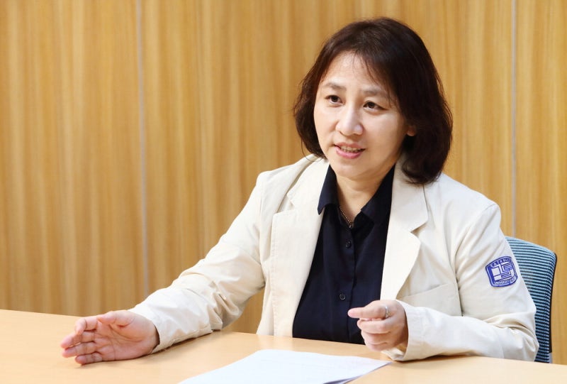 "모래주머니에 묶인 듯한 고통 … 강직성척추염 치료 옵션 넓히자"