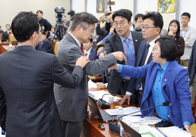 의원끼리 "에휴, 찌질한 놈아" 욕설 문자 공개에 삿대질까지