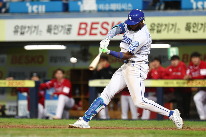 14일 대구 삼성라이온즈파크에서 열린 2025 KBO 프로야구 포스트시즌 준플레이오프 4차전 SSG 랜더스와 삼성 라이온즈의 경기. 8회말 2사 1루 삼성 디아즈가 투런 홈런을 치고 있다. [사진 = 연합뉴스]