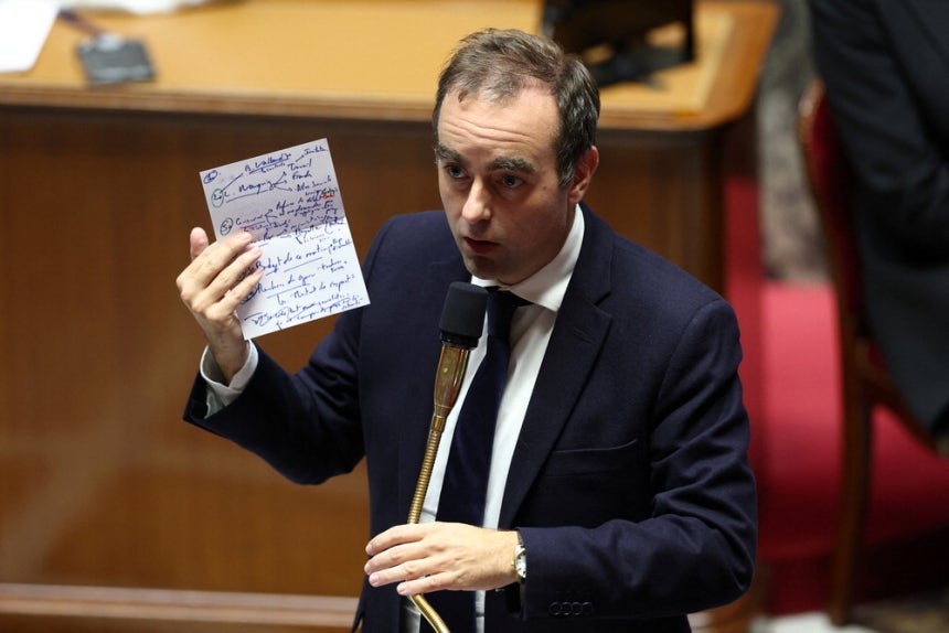 세바스티앵 르코르뉘 프랑스 총리가 14일(현지시간) 의회 정책 연설에서 연금개혁을 유예하겠다고 밝힌 후 관련 내용이 적힌 종이를 들고 설명하고 있다.  로이터연합뉴스