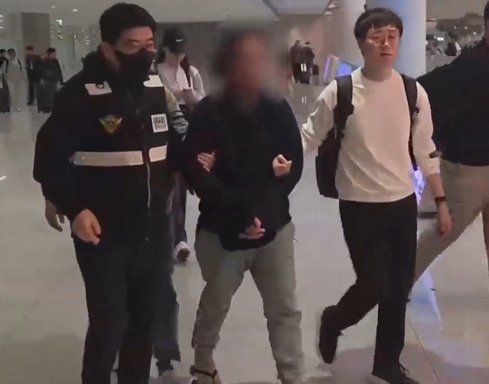 A drug offender being extradited to Korea. [Yonhap News]