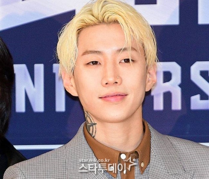 <b>유방암</b> 행사장서 ‘네 가슴’ ‘몸몸몸매’…<b>박재범</b>, ‘무보수’ 공연...