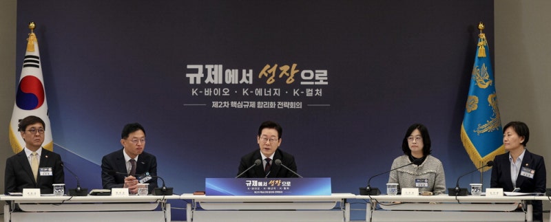 李 "바이오·에너지·문화가 성장축 … 네거티브 규제로 가야"