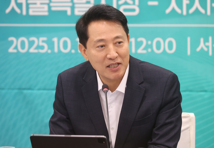 오세훈 서울시장이 지난17일 서울시청에서 열린 서울시장 - 자치구 보건소장 간담회에서 인사말을 하고 있다. [사진 = 연합뉴스]