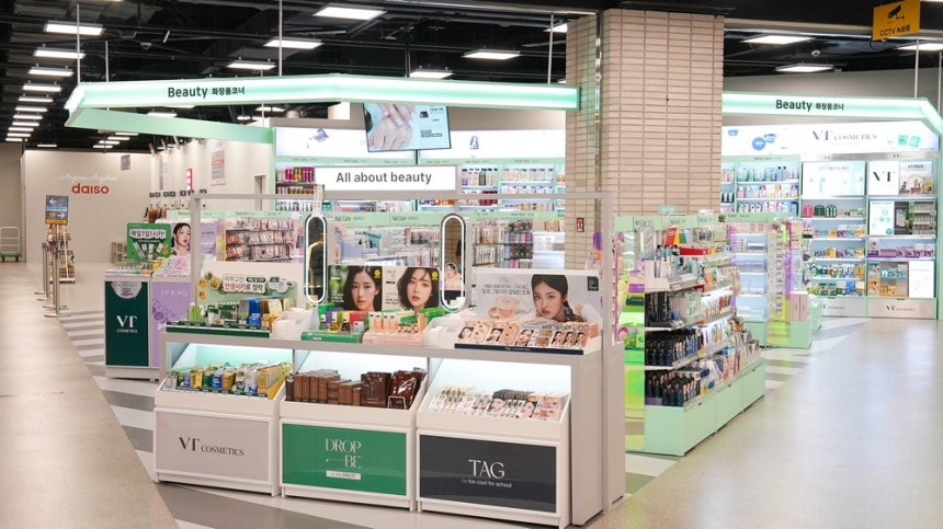 다이소의 뷰티 매대.  다이소