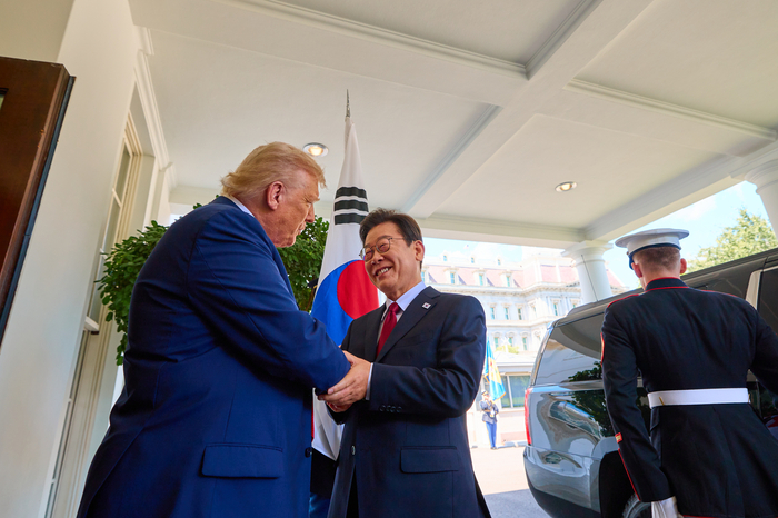이재명 대통령이 지난 8월 미국 워싱턴 DC 백악관에서 영접나온 도널드 트럼프 미국 대통령과 악수하고 있다. [사진 = 공동취재]