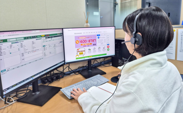 안심코디가 교권침해를 호소하는 교원 상담을 진행하고 있다. 경기도학교안전공제회