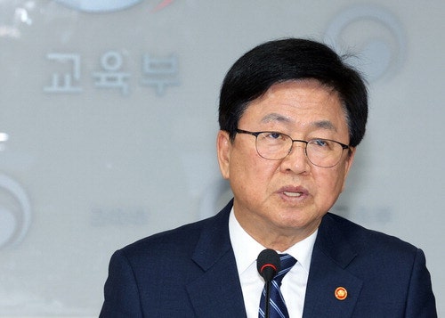 "4세 고시로 사교육 조장, <b>영어유치원 규제</b>할 필요"