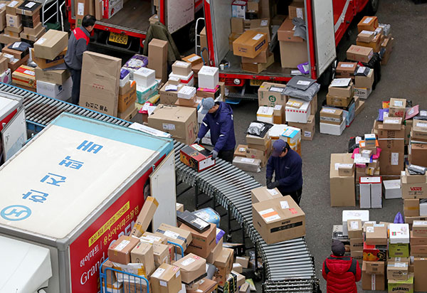 서울 시내의 한 택배 물류센터에 택배가 수북이 쌓여 있다. [사진=연합뉴스]