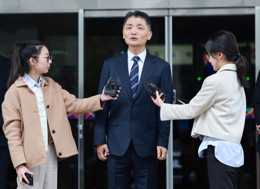 21일 김범수 카카오 창업자가 SM엔터테인먼트 시세조종 의혹으로 서울남부지법에서 열린 1심 재판에서 무죄를 선고받은 뒤 법원을 나서고 있다.  연합뉴스