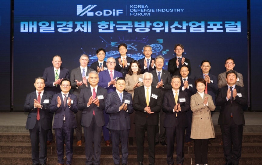 한국방위산업포럼이 23일 서울 중소기업중앙회 KBIZ홀에서 열렸다. 박정이 밀리테크협회장(예비역 육군 대장), 구본상 LIG 회장, 배리 파벨 랜드연구소 부소장, 위정환 매일경제신