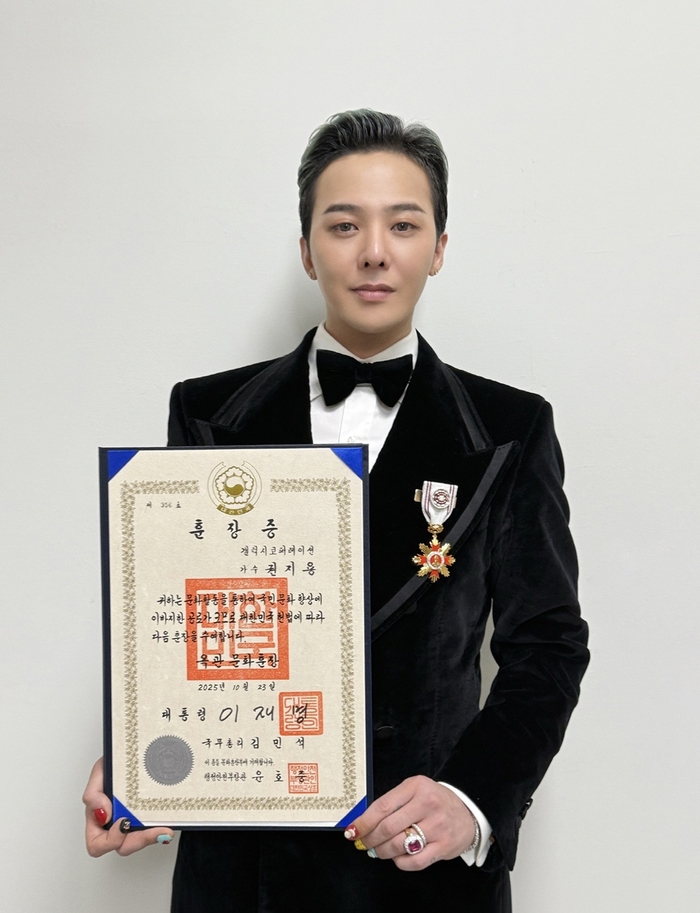 <b>지드래곤</b>, 최연소 옥관 <b>문화훈장 수훈</b>…“빅뱅과 영광 나누고파”