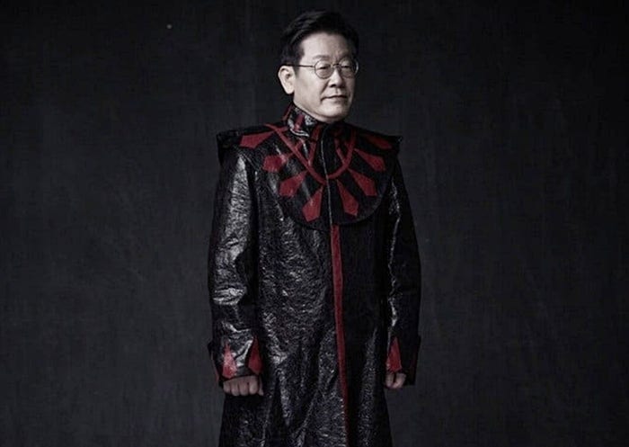 이 대통령, <b>신해철</b> <b>의상</b> 입었다 왜?…“같은 방향 바라봤을 것”