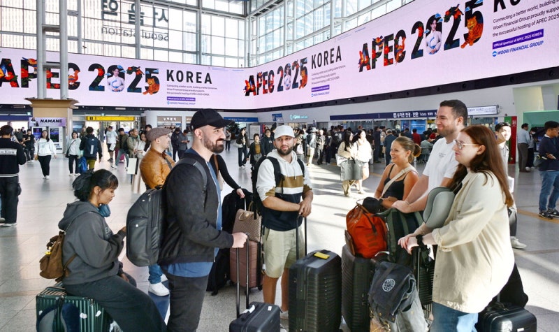 [포토] APEC 정상회의…서울역 전광판에 등장
