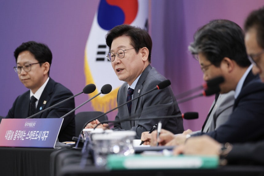 이재명 대통령이 24일 대구 북구 엑스코에서 열린 '대구의 마음을 듣다' 타운홀 미팅에서 모두발언을 하고 있다.  김호영 기자