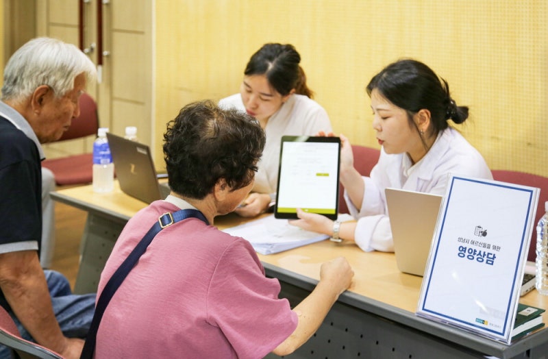 현대백화점, 패딩 기부·케어푸드 지원·노인 일자리 창출