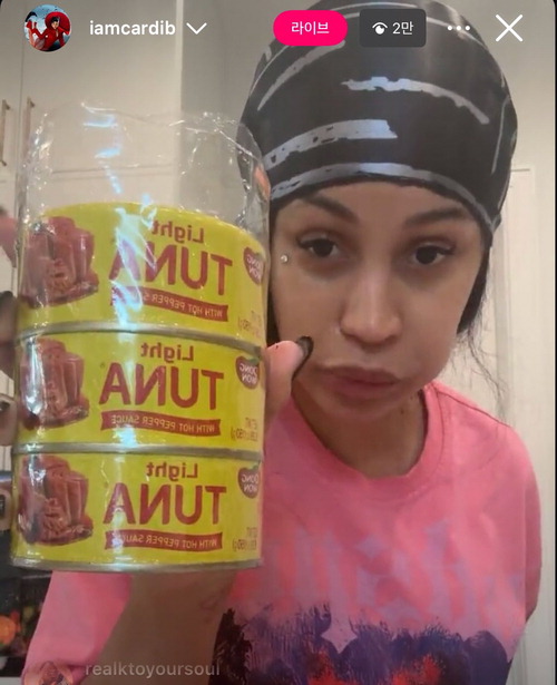 미국 유명 래퍼 카디비가 자신의 인스타그램 라이브방송에서 동원F&B의 고추참치를 소개하고 있다. 카디비 인스타그램 캡처