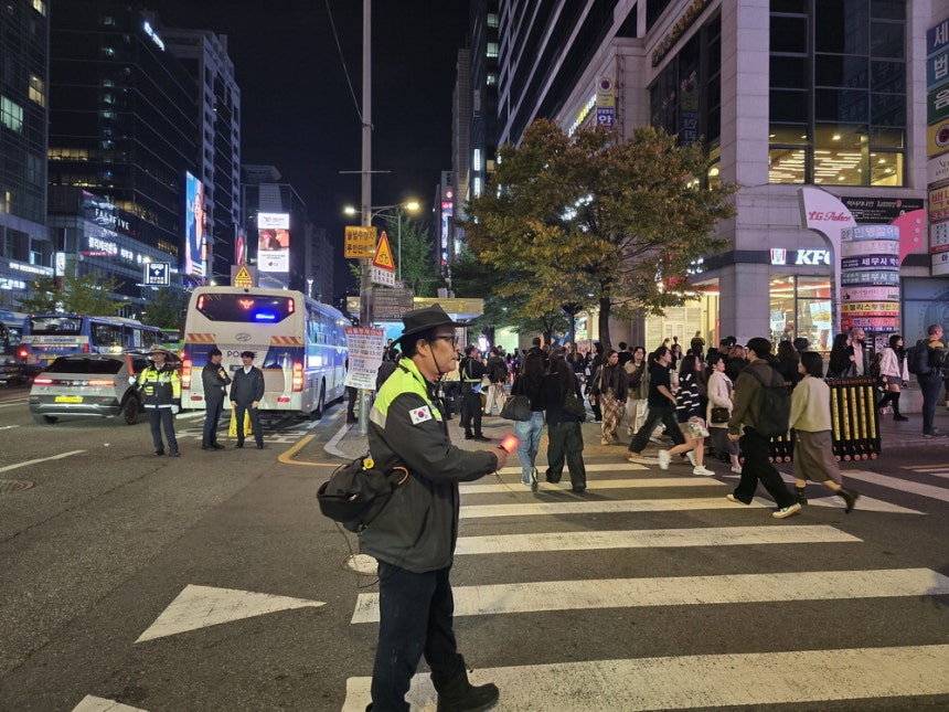 서울 마포구 자율방범대원 박경수 씨(45)가 지난 24일 밤 서울 홍대입구역 9번 출구 근처를 순찰하고 있다. 박자경 기자