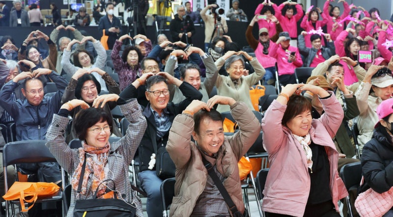 '최애' 가수 공연 보고 경품 타고 …"오랜만에 주인공 된 것 같아요"
