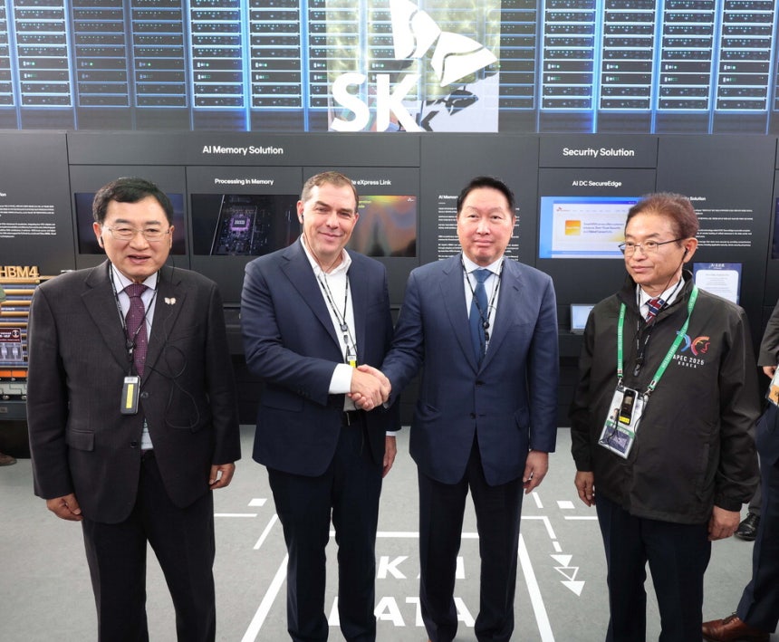 최태원 대한상공회의소 회장과 맷 가먼 아마존웹서비스(AWS) 최고경영자(CEO)가 아시아태평양경제협력체(APEC) CEO 서밋이 개막한 28일 경주엑스포대공원에서 만나 악수하고 있