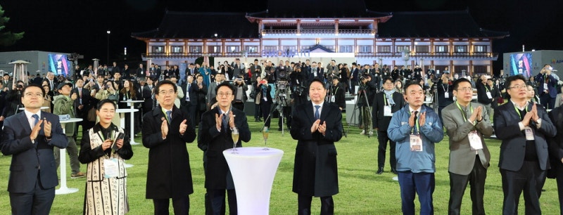 'AI 붐' 이끈 젠슨 황도 경주로 … 세계 경제리더 1700명 집결