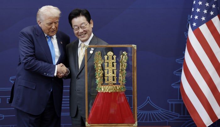 이재명 대통령, <b>트럼프</b>에 <b>무궁화대훈장</b> 수여·천마총 금관 모형 선물 [경...