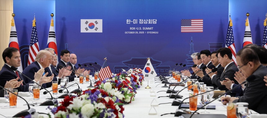 이재명 대통령과 도널드 트럼프 미국 대통령이 29일 국립경주박물관에서 한미정상회담을 하고 있다. 한국 측에서는 구윤철 경제부총리 겸 기획재정부 장관, 조현 외교부 장관, 김정관 산