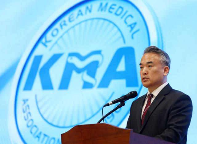 김성근 대한의사협회 대변인이 30일 정례브리핑을 하고 있다. [사진=연합뉴스]