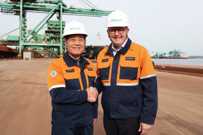 30일 앤서니 앨버니지 호주 총리(오른쪽)가 포스코 포항제철소를 방문해 장인화 포스코그룹 회장과 악수하고 있다.  포스코그룹
