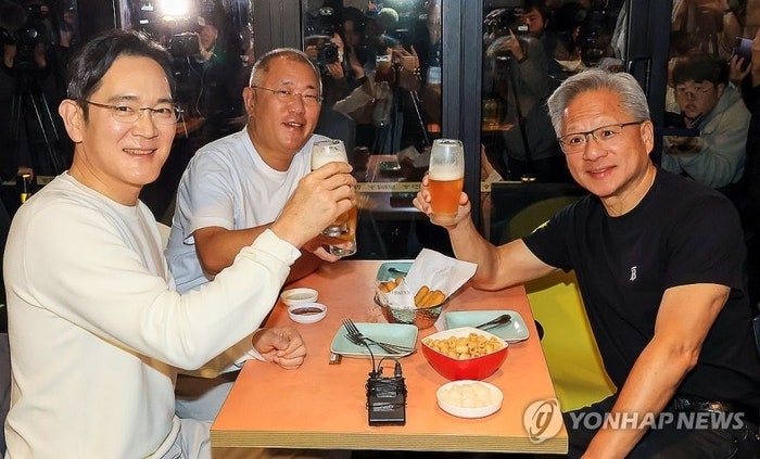 [속보] <b>이재용</b>-<b>정의선</b>-<b>젠슨황</b> CEO ‘치맥회동’ 시작