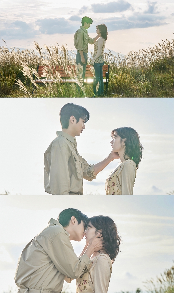 최우식·정소민, ‘<b>갈대밭 키스</b>’ 1초 전(‘<b>우주메리미</b>’)