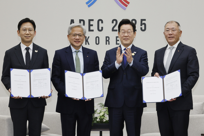 이재명 대통령이 31일 경북 경주화백컨벤션센터(HICO)에서 열린 젠슨 황 엔비디아(NVIDIA) 대표 접견에서 MOU를 체결 한 뒤 기념촬영을 하고 있다. 왼쪽부터 배경훈 과학기술부 장관, 젠승 황 엔비디아 대표