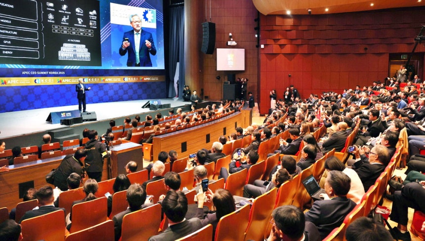 CEO 서밋 기조연설하는 젠슨 황 젠슨 황 엔비디아 최고경영자(CEO)가 31일 경북 경주 예술의전당에서 열린 아시아태평양경제협력체(APEC) 최고경영자(CEO) 서밋에서 특별세션