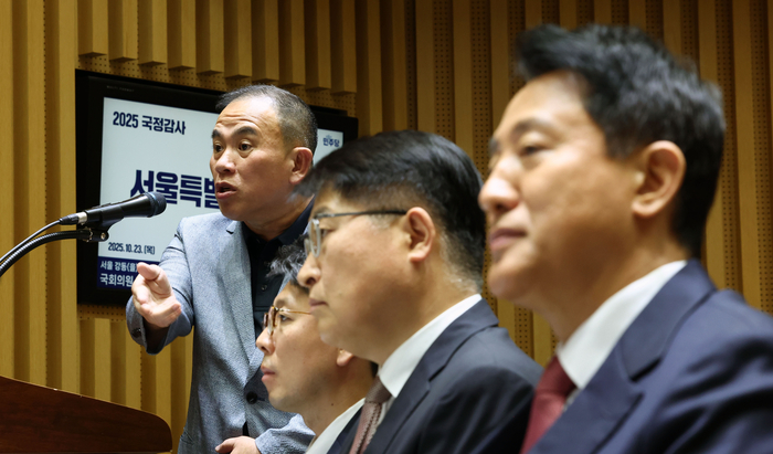 정치 브로커 명태균 씨가 23일 서울 중구 서울시청에서 열린 2025년 국회 행정안전위원회 국정감사에서 의원 질의에 답하고 있다. 오른쪽은 오세훈 서울시장. [연합뉴스]