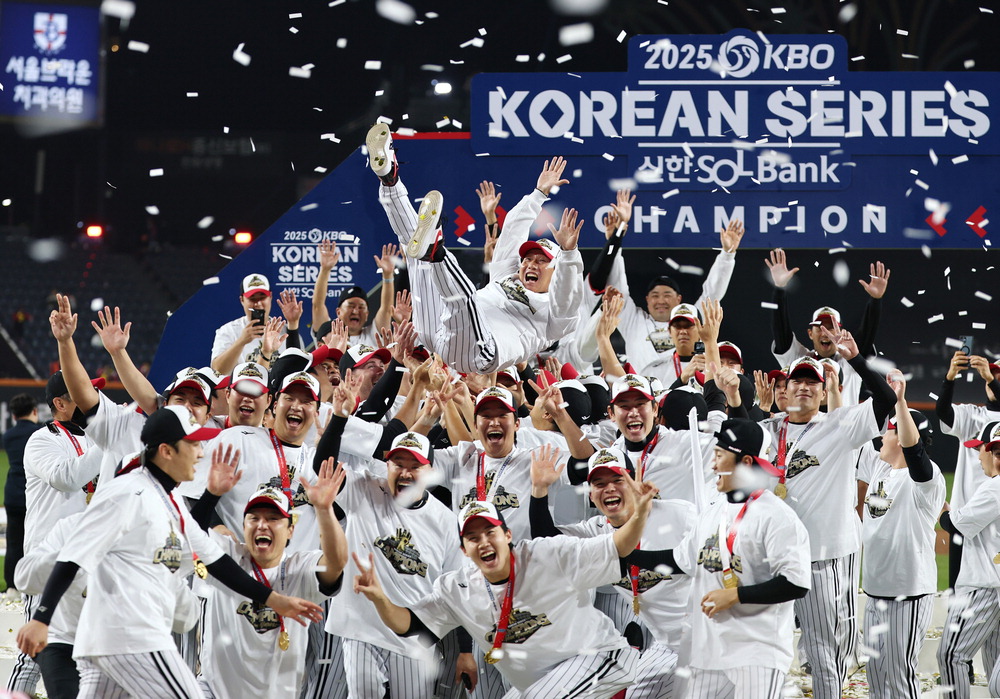 LG, 2년 만에 왕좌 탈환 …'시스템 야구'로 V4 역사 썼다