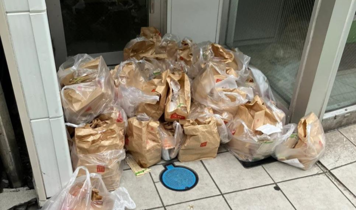 일본의 한 맥도날드 매장 앞에 버려진 햄버거들 [사진 출처 = 사회관계망서비스(SNS)]