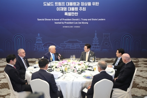 트럼프 대통령 축사 듣는 이재명 대통령. [사진출처 = 연합뉴스]