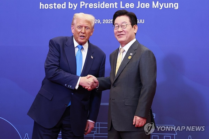 이재명 대통령이 지난달 29일 경북 경주 힐튼호텔 그랜드볼룸에서 열린 대통령 주최 정상 특별만찬에 앞서 도널드 트럼프 미국 대통령을 영접하고 있다. [연합뉴스]