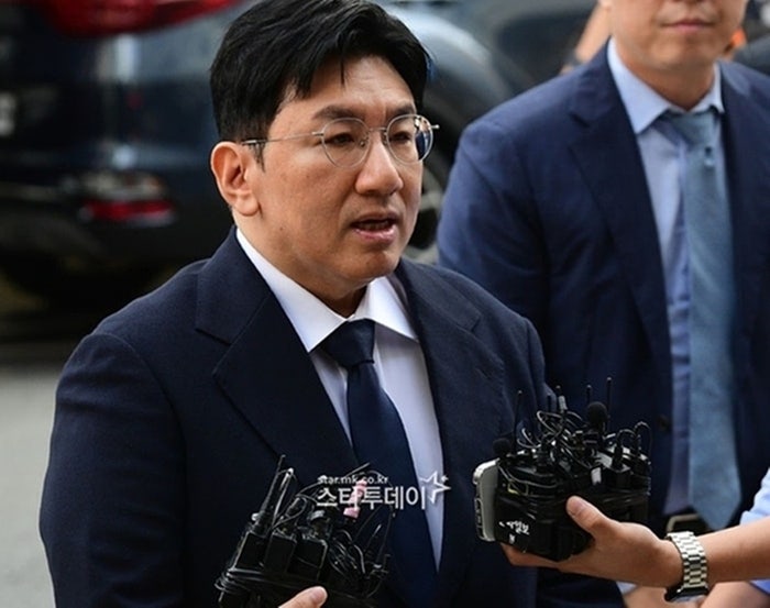 경찰, ‘1900억 <b>부당이득</b>’ <b>방시혁</b> 3차 소환조사