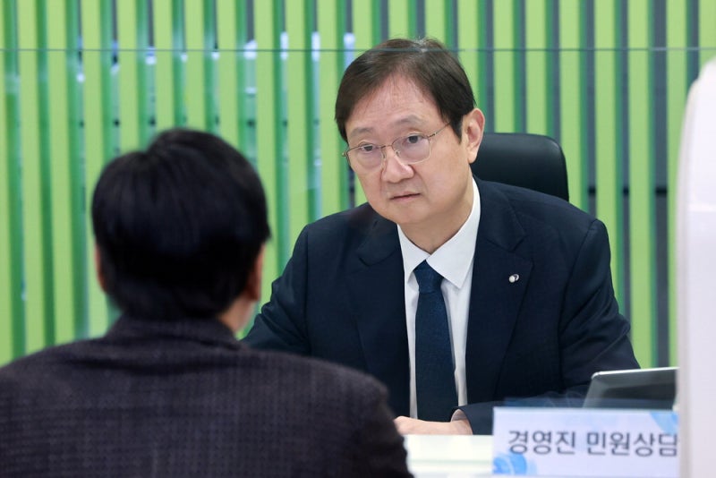 민원인 직접 만난 이찬진 "불완전판매 챙길것"