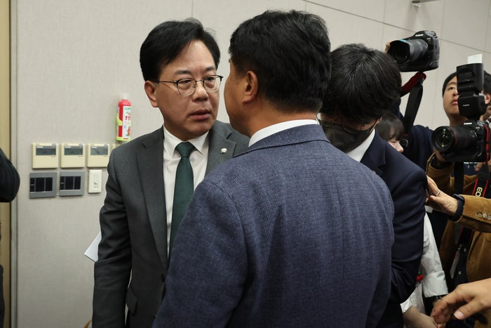 여야 ‘<b>배치기</b>’ <b>몸싸움</b> 충돌…<b>대통령실</b> 국감 1시간 만에 파행 [영상]