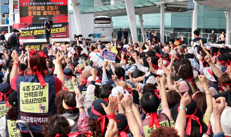 정규직 전환 7년만에 이익 '반토막'… 추락하는 인천공항 경쟁력