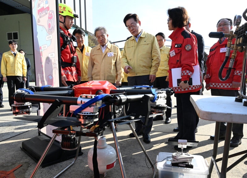[포토] 李대통령, 산불 진화장비 점검
