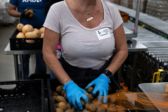 미국 텍사스주의 한 푸드뱅크에서 자원봉사자가 감자를 정리하고 있다. [사진 출처 = 로이터 연합뉴스]