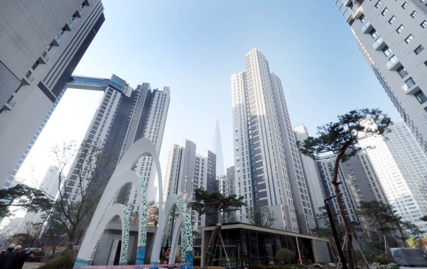 서울 송파구 '잠실 르엘' 단지에서 바라본 롯데 월드타워와 스카이브리지(왼쪽) 전경.  김재훈 기자