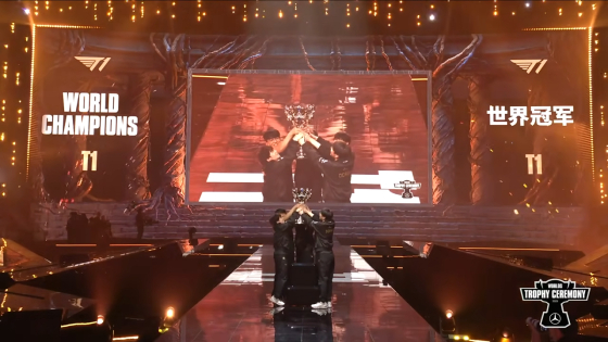 ‘2025 리그오브레전드 월드 챔피언십’ 결승전에서 승리한 T1 선수들이 우승 세리머니를 하고 있다.[사진=방송 갈무리]