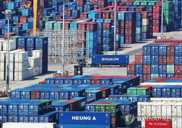 평택항에 쌓여있는 컨테이너. [연합뉴스]