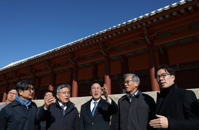 김민석 “재<b>개발</b>은 근시안적 단견” <b>오세훈</b> “<b>종묘</b> 앞 흉물 방치 안돼”